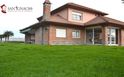 Vista exterior de Casa o xalet en venda en Villarcayo de Merindad de Castilla la Vieja amb Calefacció, Jardí privat i Piscina