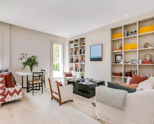 Living room of Single-family semi-detached for sale in  Madrid Capital  with Air Conditioner, Heating and Private garden