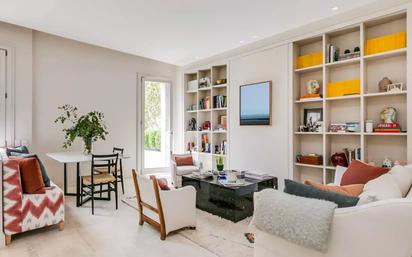 Living room of Single-family semi-detached for sale in  Madrid Capital  with Air Conditioner, Heating and Private garden
