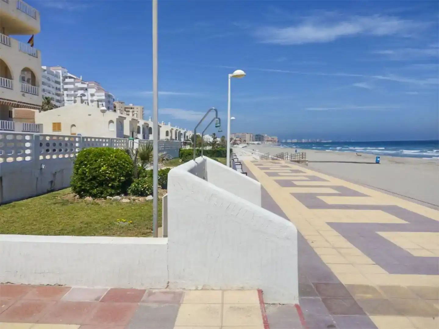Vista exterior de Pis de lloguer en La Manga del Mar Menor amb Aire condicionat, Piscina i Moblat