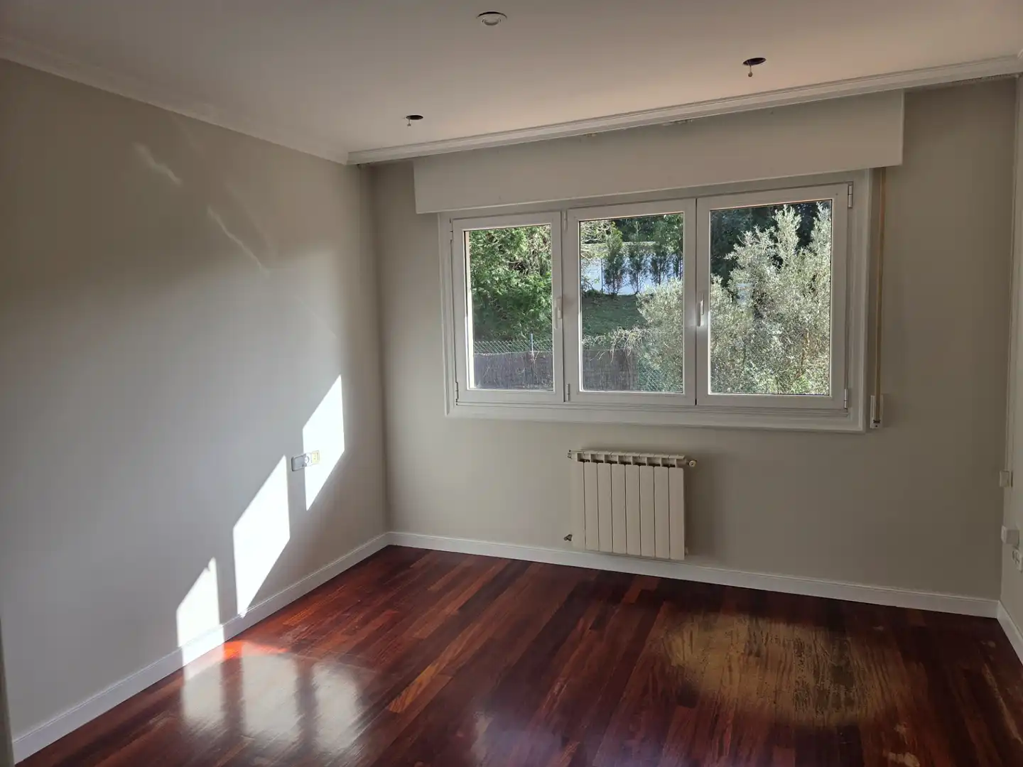 Dormitori de Casa adosada en venda en Vigo  amb Calefacció, Jardí privat i Parquet