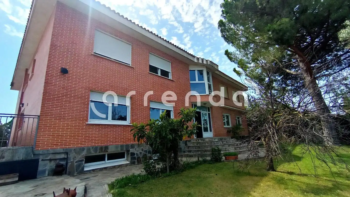 Vista exterior de Casa o xalet en venda en Villalbilla amb Calefacció, Jardí privat i Terrassa