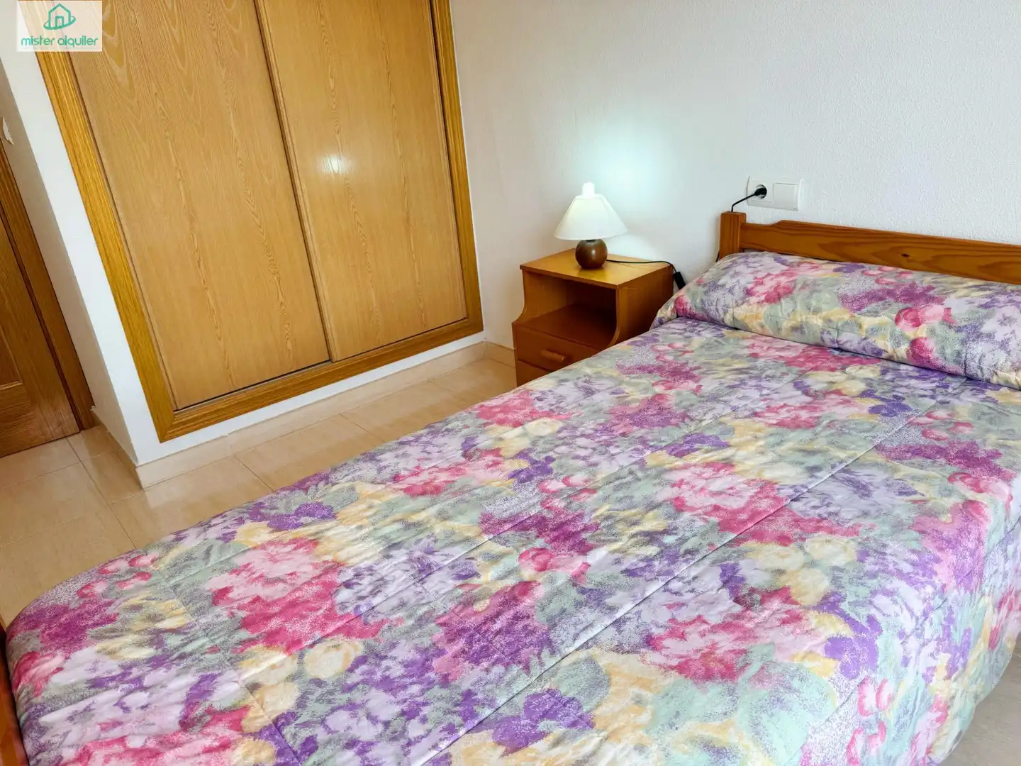 Habitación de Apartamento de alquiler en El Campello con Aire acondicionado, Jardín privado y Terraza