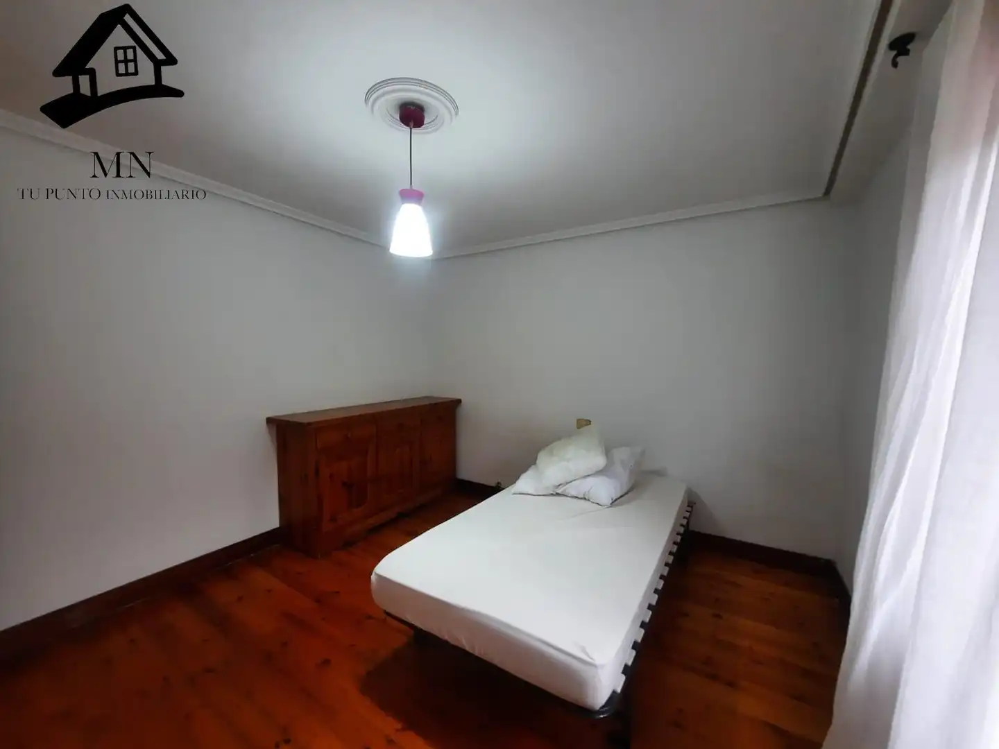 Dormitori de Casa o xalet en venda en Luena  amb Calefacció i Jardí privat