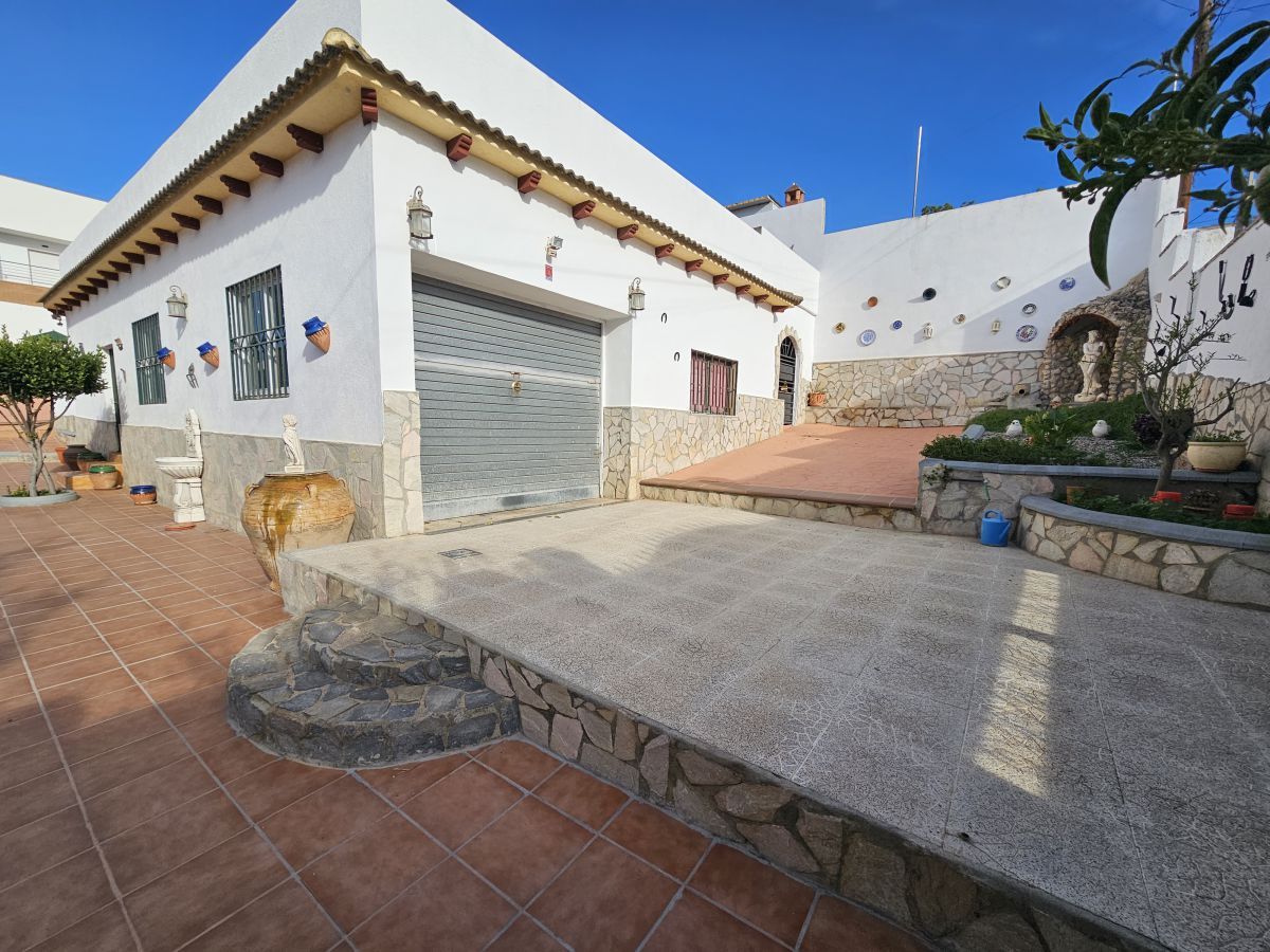 Vista exterior de Casa o xalet en venda en La Bisbal del Penedès amb Terrassa