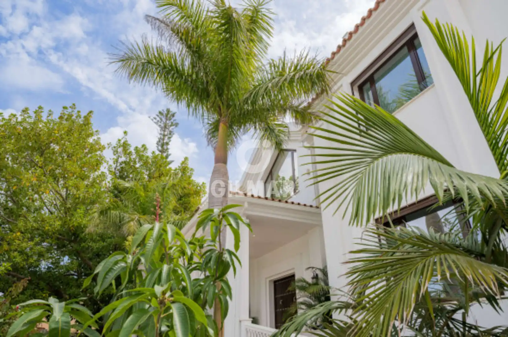 Vista exterior de Casa o xalet en venda en Estepona amb Calefacció, Jardí privat i Piscina