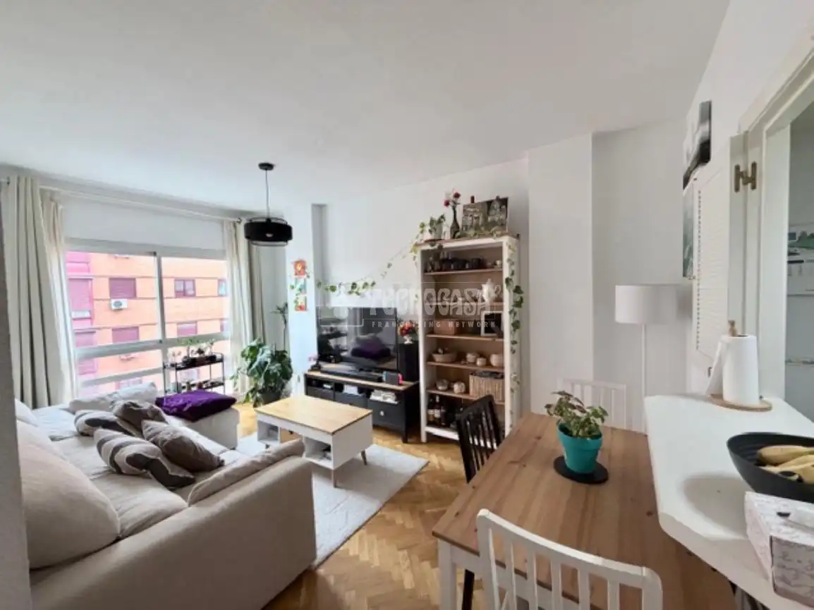 Sala de estar de Piso en venta en Madrid con Calefacción, Parquet y Piscina comunitaria