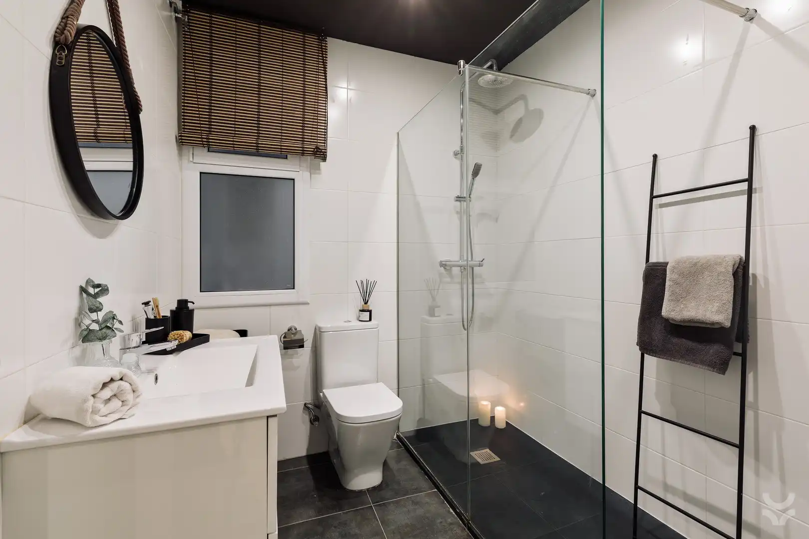 Bathroom of Apartments for rent in Barcelona  with Air Conditioner, Heating and Furnished