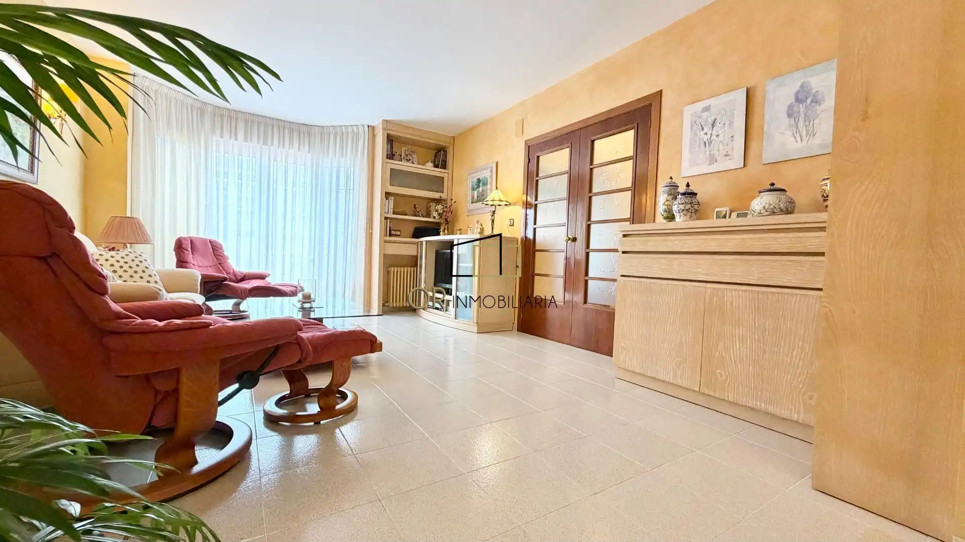 Sala d'estar de Casa o xalet en venda en Vilafranca del Penedès amb Aire condicionat, Calefacció i Jardí privat