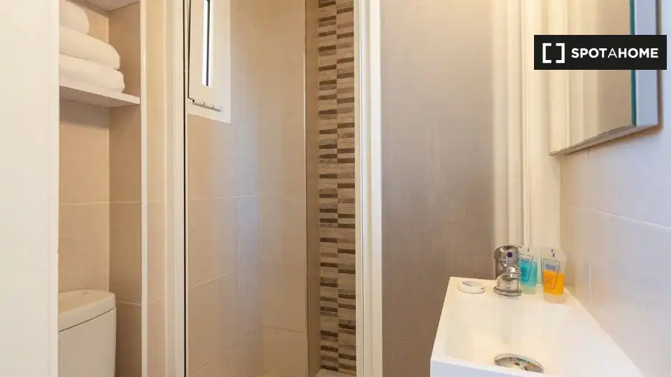 Bany de Pis de lloguer en  Barcelona Capital amb Aire condicionat, Calefacció i Moblat