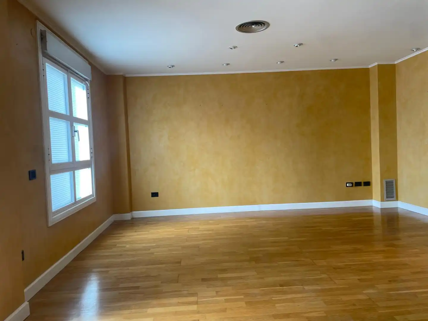 Attic for rent in Zaragoza  with Air Conditioner, Heating and Parquet flooring