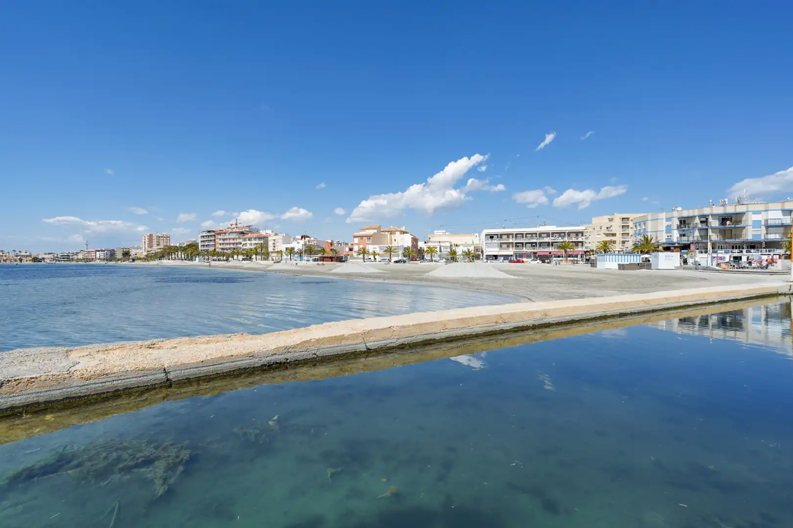 Vista exterior de Casa adosada en venda en San Pedro del Pinatar amb Aire condicionat, Jardí privat i Terrassa