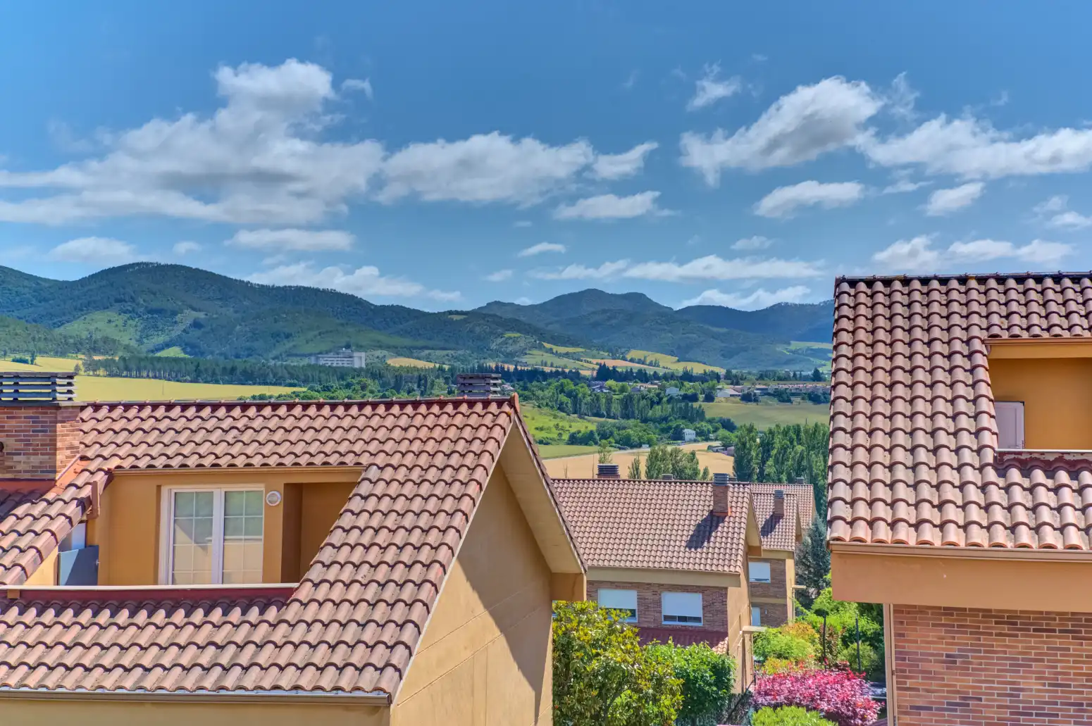 Vista exterior de Casa o xalet en venda en Valle de Egüés / Eguesibar amb Calefacció, Parquet i Terrassa