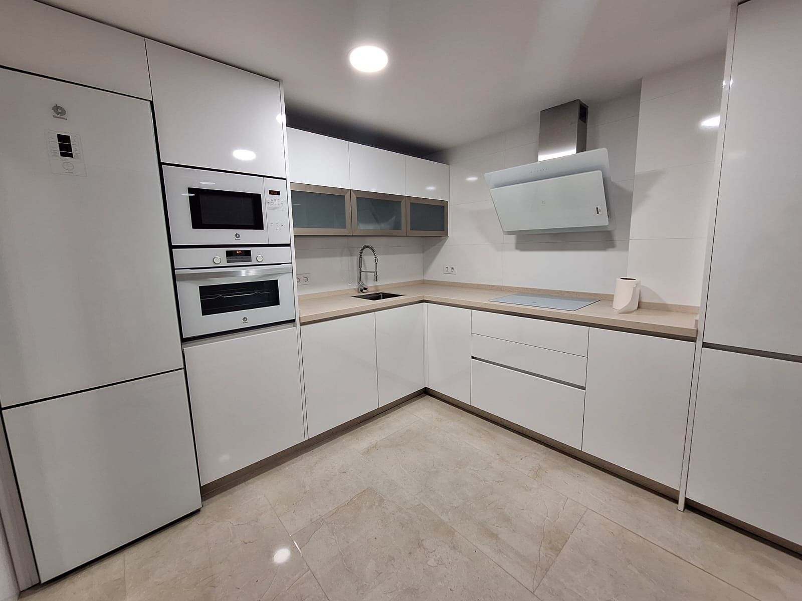 Cocina de Piso de alquiler en La Línea de la Concepción con Amueblado, Horno y Lavadora