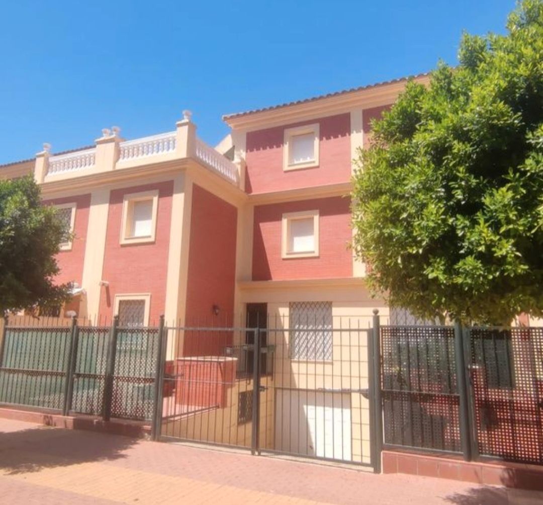 Exterior view of Single-family semi-detached for sale in Dos Hermanas  with Air Conditioner, Terrace and Oven