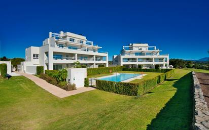 Außenansicht von Wohnungen zum verkauf in Sotogrande mit Klimaanlage, Heizung und Terrasse