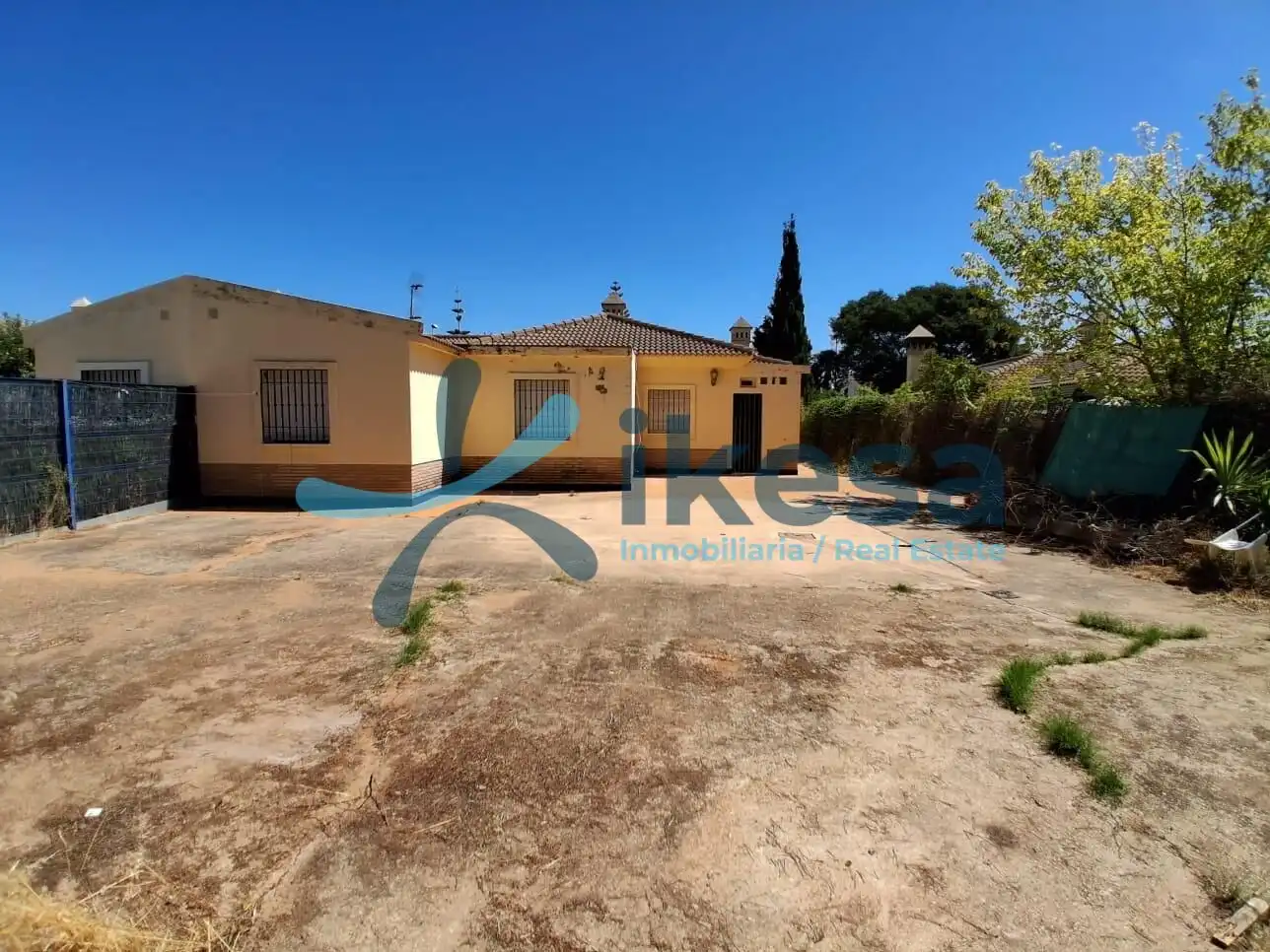 Vista exterior de Casa adosada en venda en El Portil amb Piscina comunitària