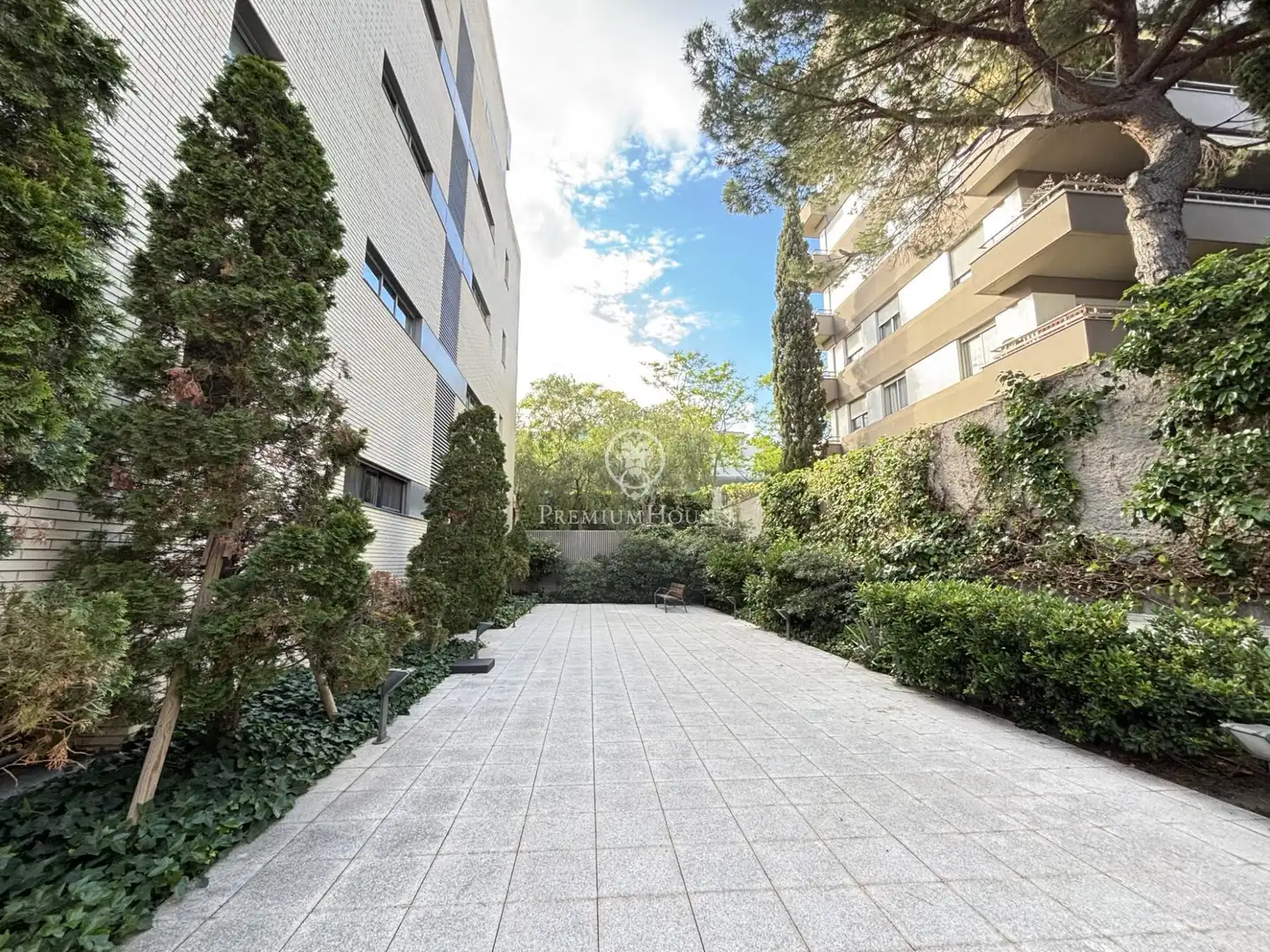 Außenansicht von Wohnung zum Verkauf in Barcelona mit Heizung, Privatgarten und Terrasse