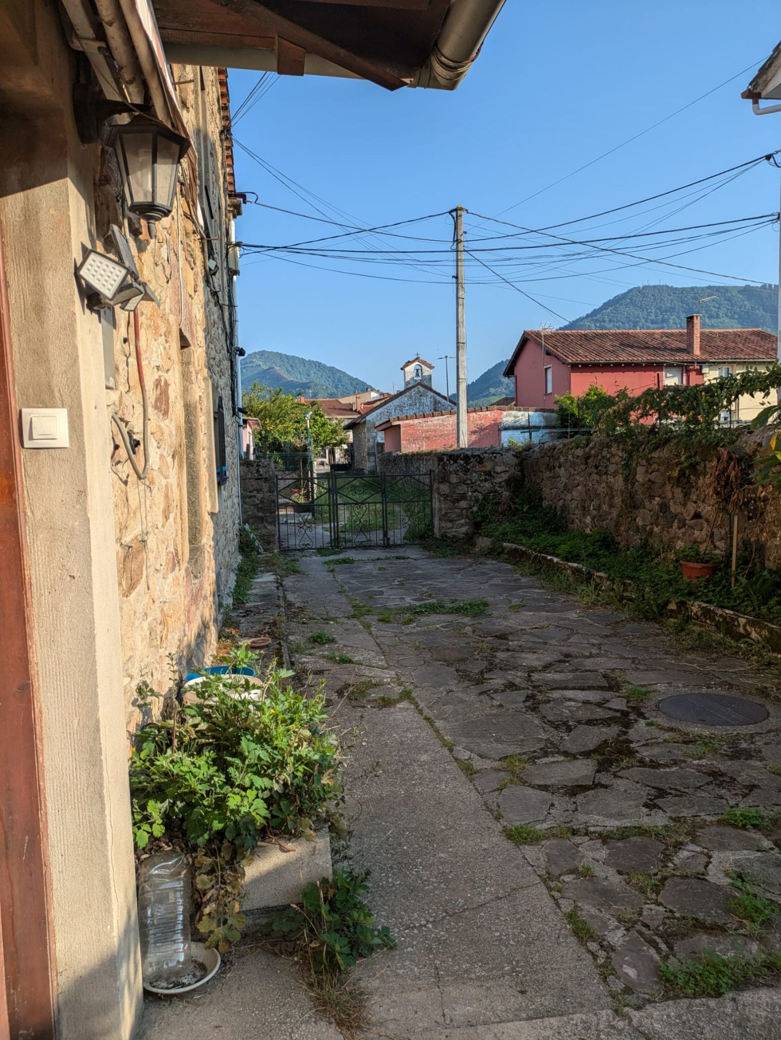 Vista exterior de Casa adosada en venda en Los Corrales de Buelna  amb Jardí privat i Parquet