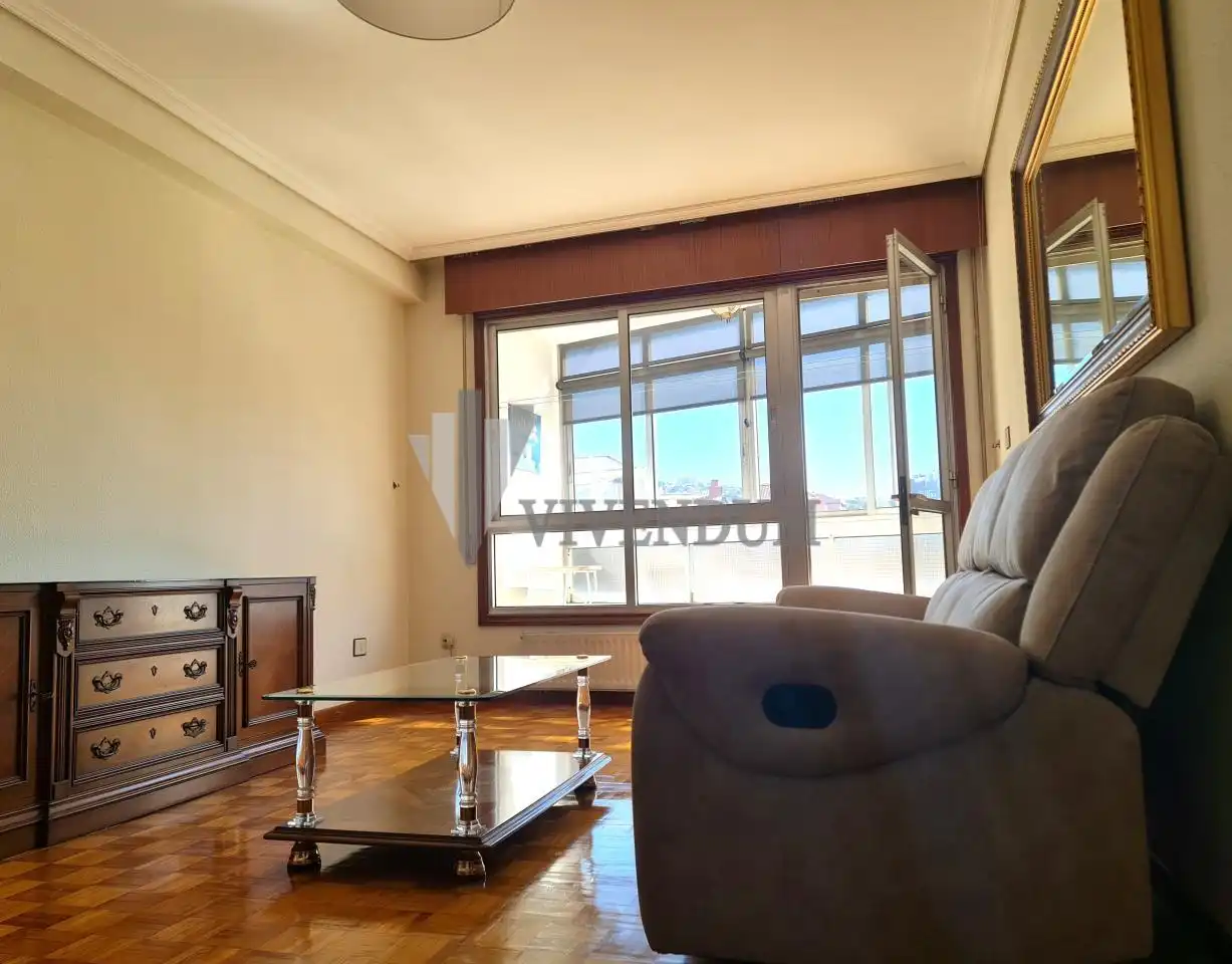 Sala d'estar de Pis de lloguer en Vigo  amb Calefacció i Parquet