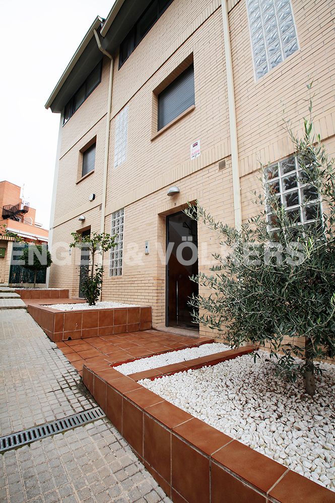 Exterior view of Single-family semi-detached for sale in  Barcelona Capital  with Air Conditioner, Heating and Private garden