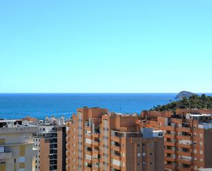 Vista exterior de Àtic en venda en Villajoyosa / La Vila Joiosa amb Aire condicionat, Calefacció i Jardí privat