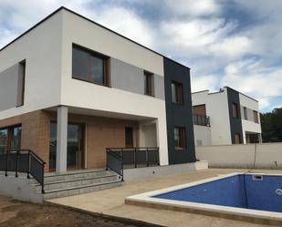 Vista exterior de Casa o xalet en venda en L'Ametlla de Mar  amb Aire condicionat i Piscina