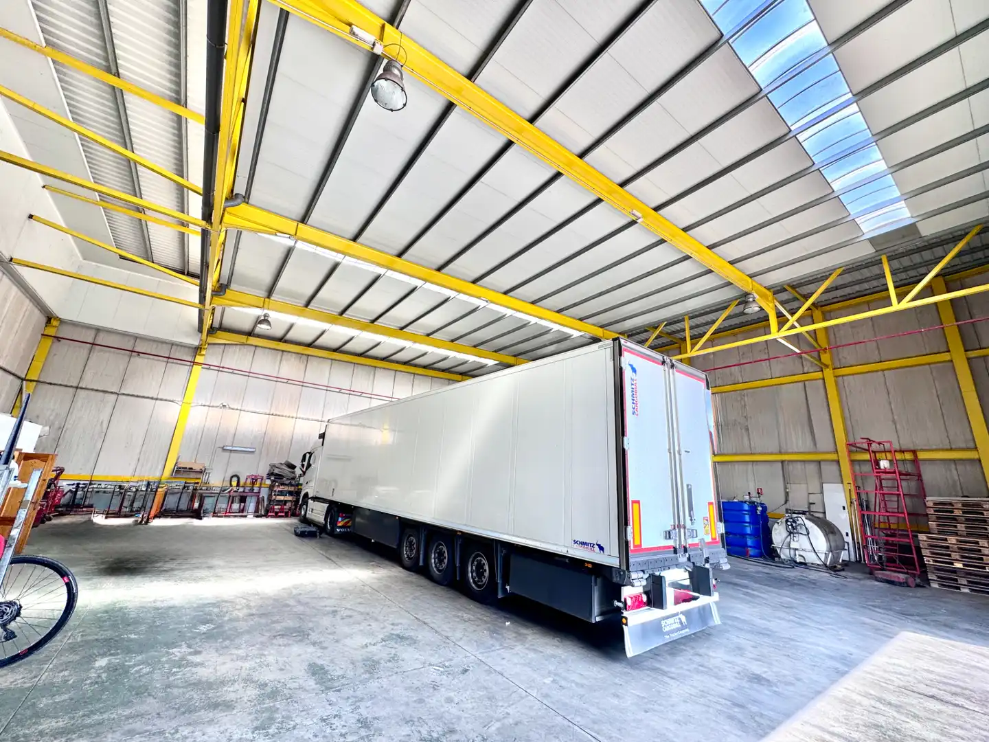 Parkplatz von Fabrikhallen zum Verkauf in El Ejido mit Alarm