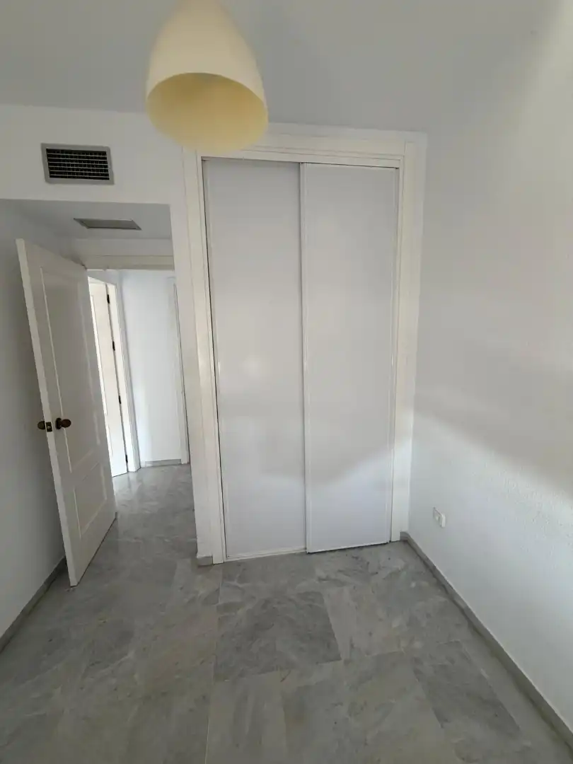Dormitori de Apartament de lloguer en Dos Hermanas amb Aire condicionat, Moblat i Rentadora