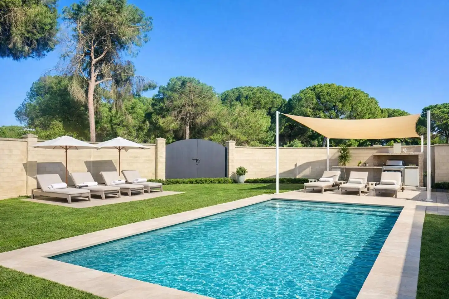 Piscina de Casa o xalet en venda en Hinojos amb Jardí privat i Moblat