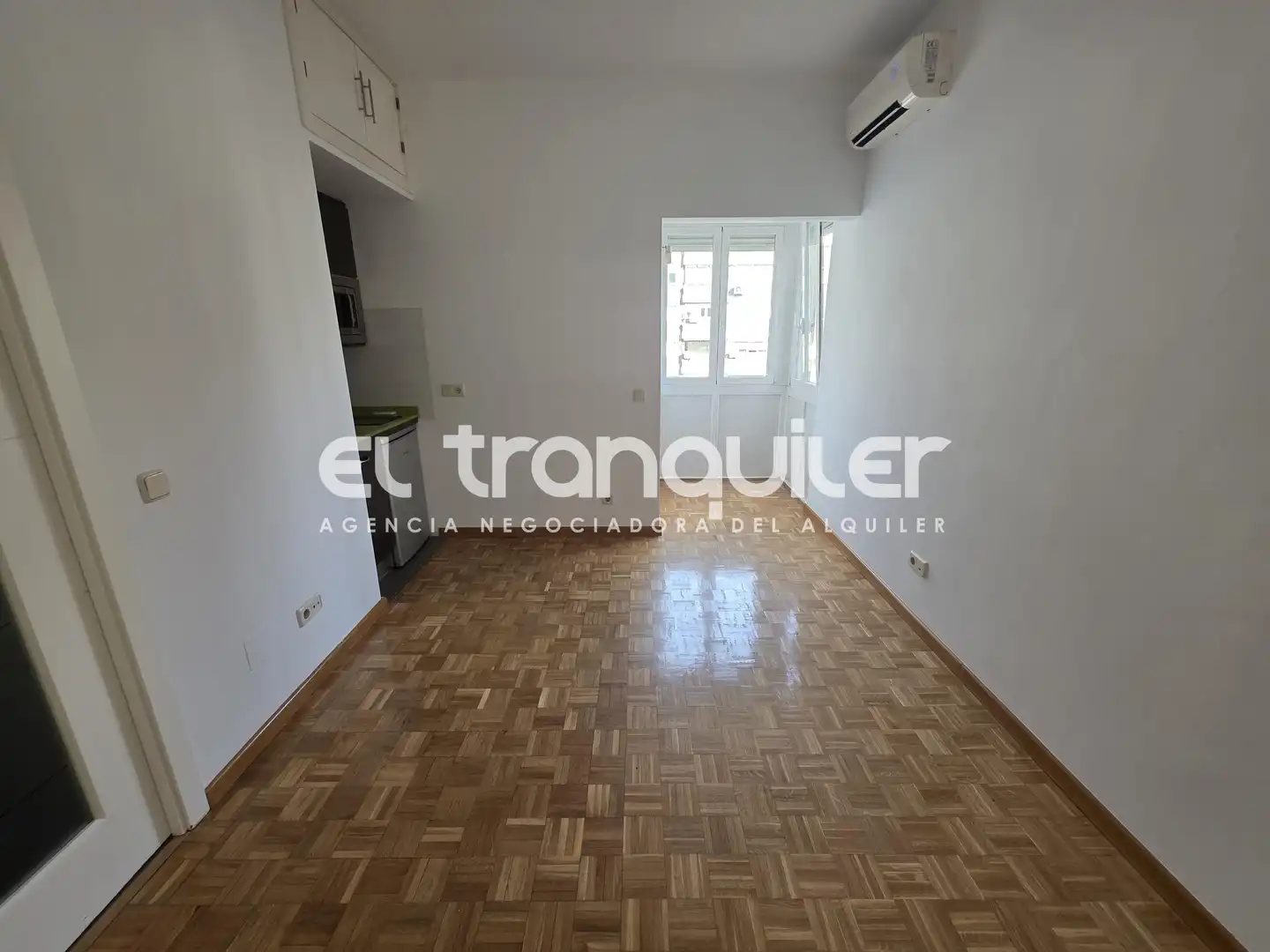 Living room of Study for rent in Madrid  with Air Conditioner, Parquet flooring and Washing machine