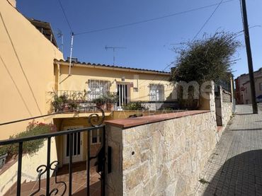 Adossat amb jardí en venda a Carrer de la Bisbal 24