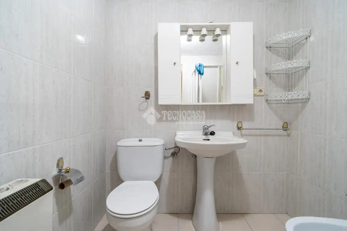 Badezimmer von Einfamilien-Reihenhaus zum Verkauf in Lanjarón mit Klimaanlage, Heizung und Terrasse