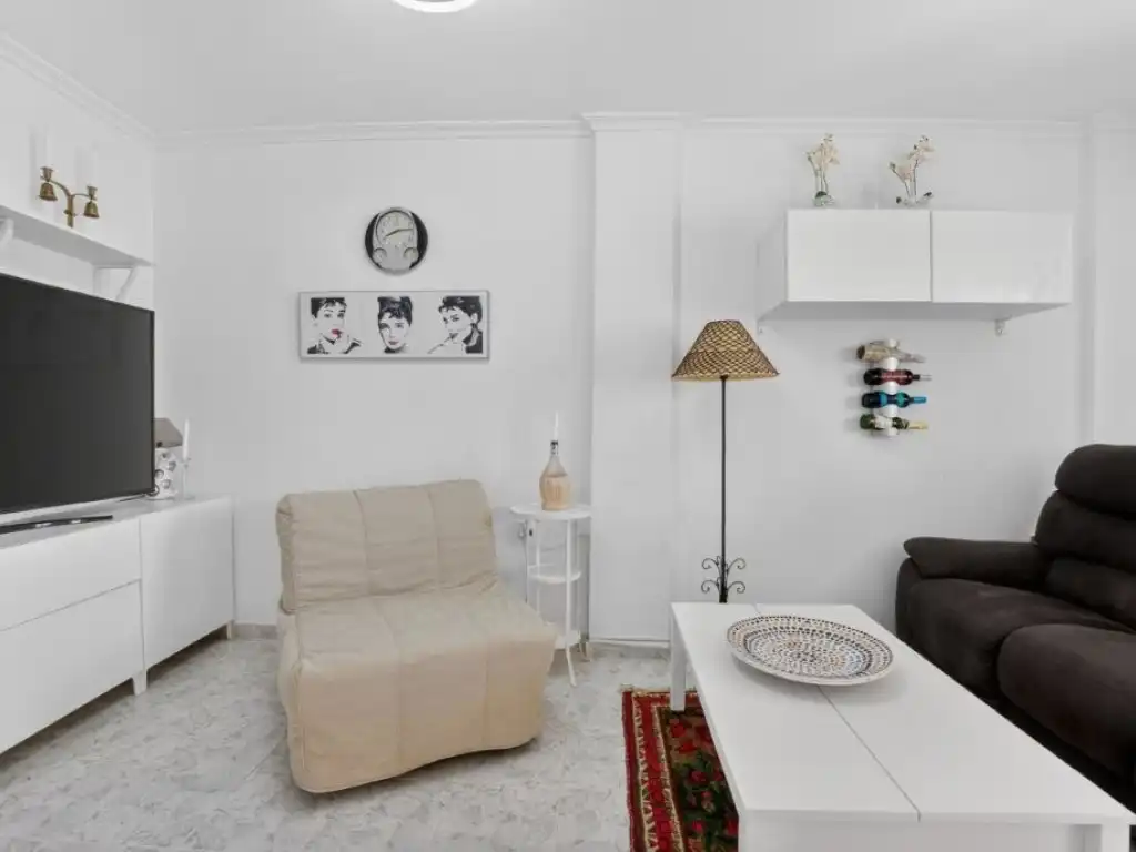 Wohnzimmer von Einfamilien-Reihenhaus zum Verkauf in Torrevieja mit Klimaanlage, Privatgarten und Schwimmbad