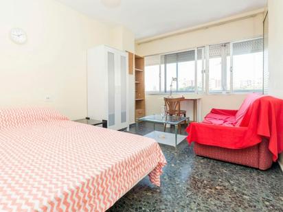 Bedroom of Flat to share in  Valencia Capital  with Washing machine and Internet