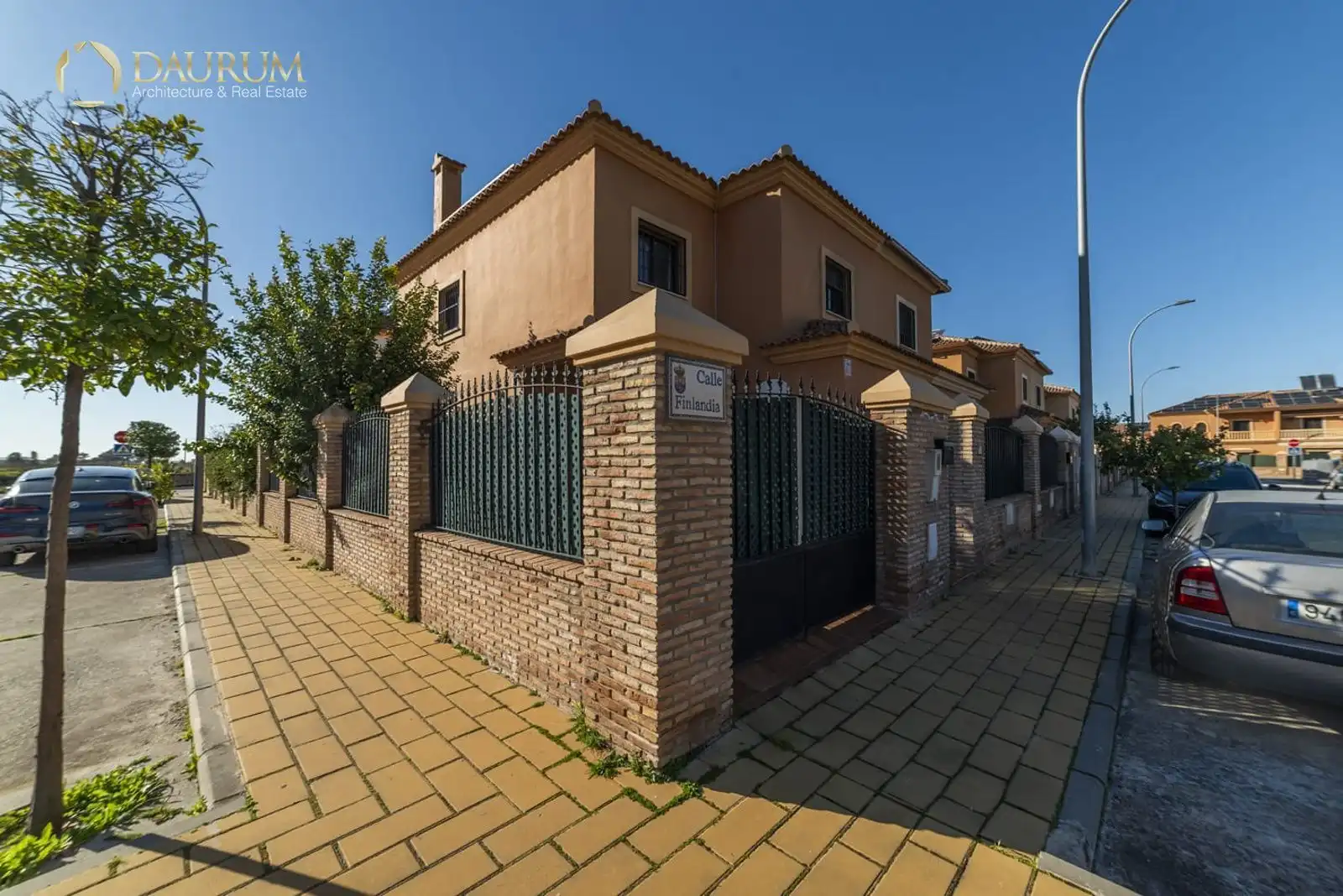 Vista exterior de Casa adosada en venda en La Rinconada amb Aire condicionat, Calefacció i Jardí privat