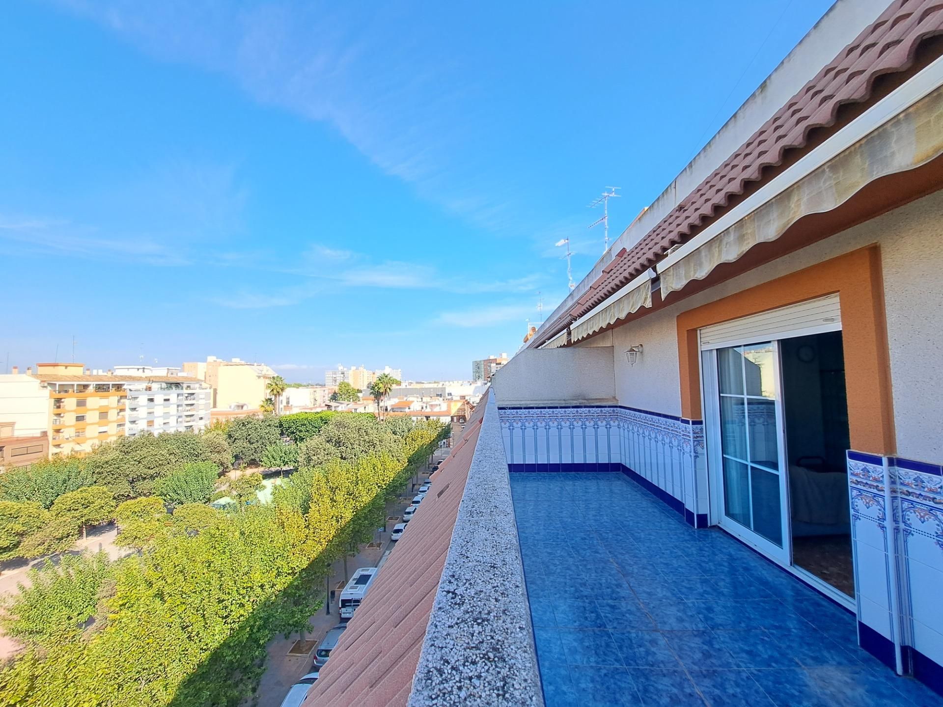 Vista exterior de Àtic en venda en Alzira amb Aire condicionat i Terrassa