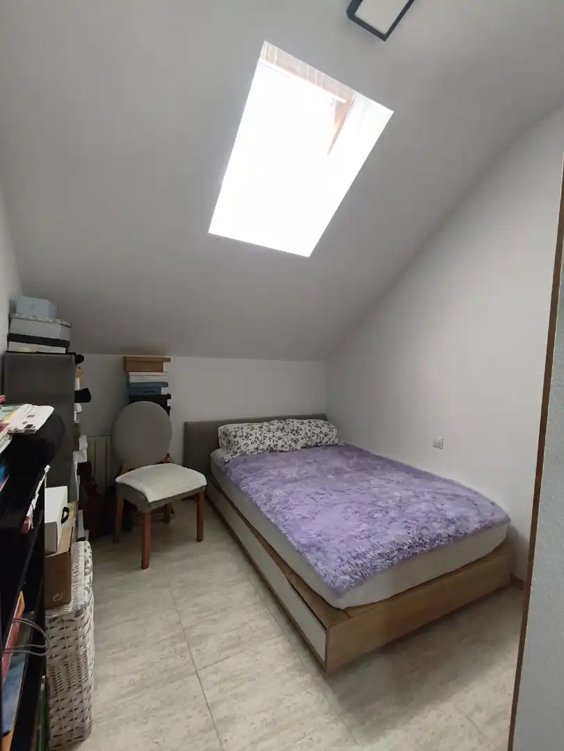 Schlafzimmer von Einfamilien-Reihenhaus zum Verkauf in Casarrubios del Monte mit Klimaanlage, Heizung und Privatgarten