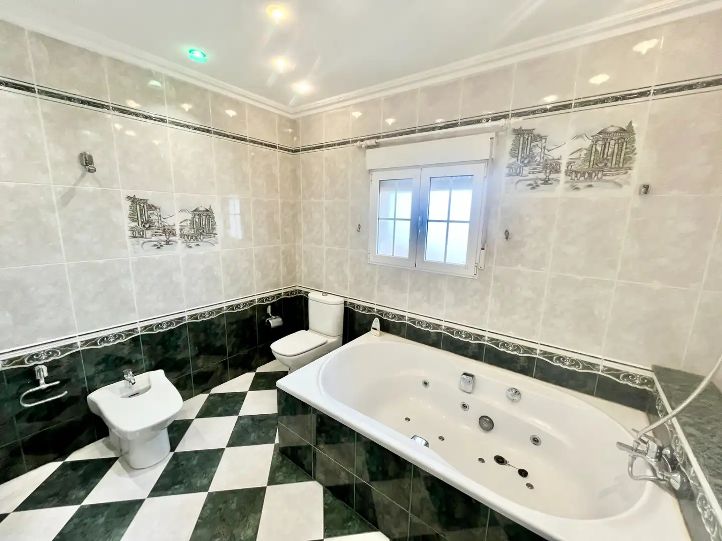 Baño de Casa o chalet en venta en Torrevieja con Aire acondicionado, Calefacción y Jardín privado