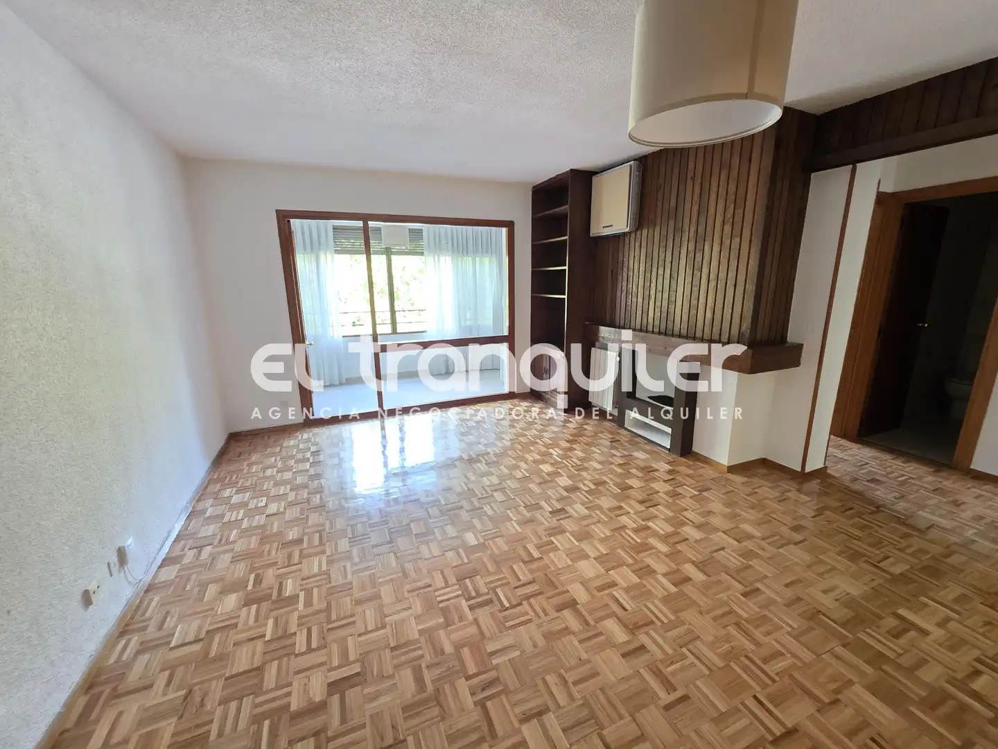 Living room of Flat for rent in Madrid  with Air Conditioner, Parquet flooring and Terrace