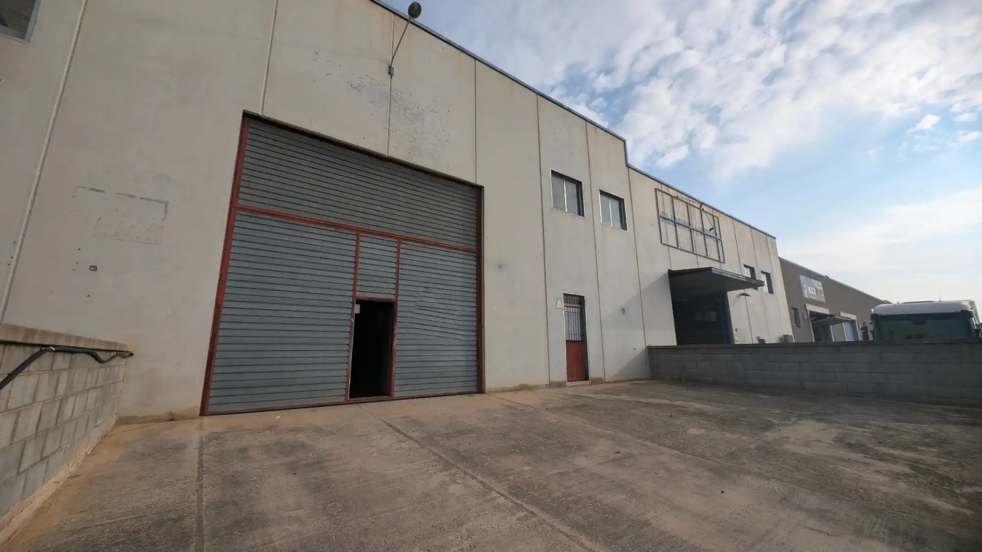 Vista exterior de Nave industrial en venta en El Vendrell