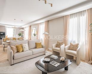 Sala d'estar de Apartament en venda en  Madrid Capital amb Aire condicionat, Calefacció i Moblat