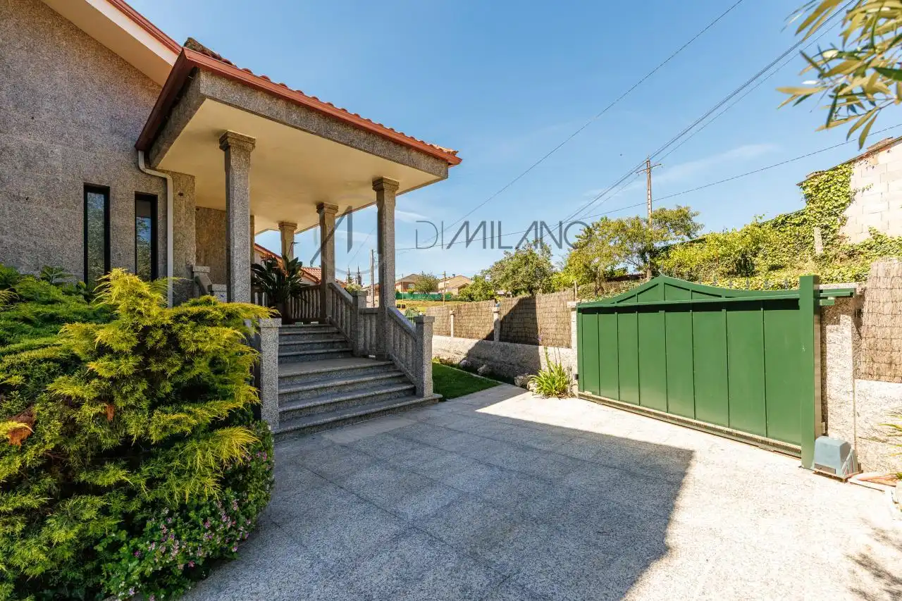 Vista exterior de Casa o xalet en venda en Tomiño amb Calefacció, Jardí privat i Terrassa