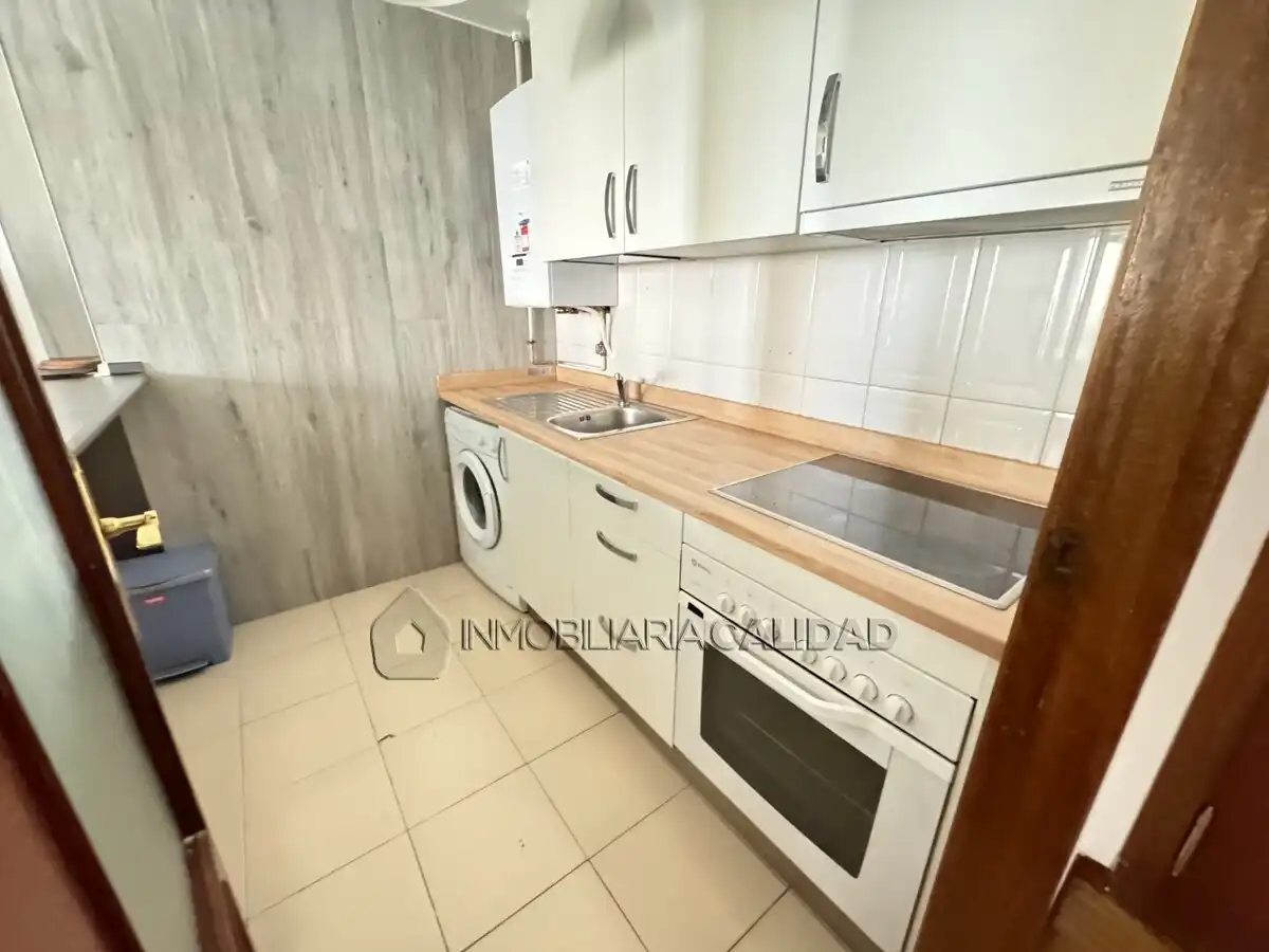 Cocina de Piso de alquiler en Burgos con Calefacción, Trastero y Amueblado