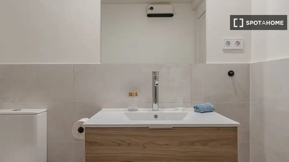 Bathroom of Flat for rent in L'Hospitalet de Llobregat  with Air Conditioner, Heating and Furnished