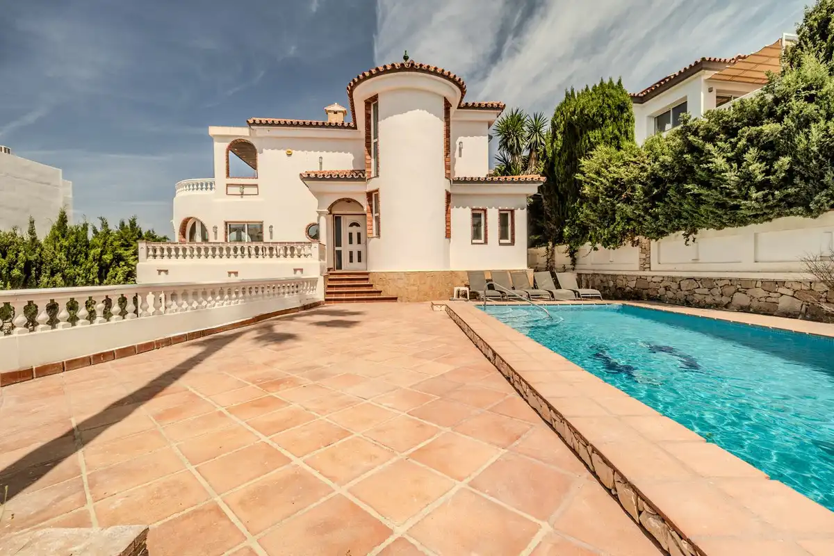 Vista exterior de Casa o xalet en venda en Mijas amb Aire condicionat, Jardí privat i Terrassa