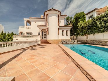 Villa con piscina in vendita a El Faro de Calaburra - Chaparral