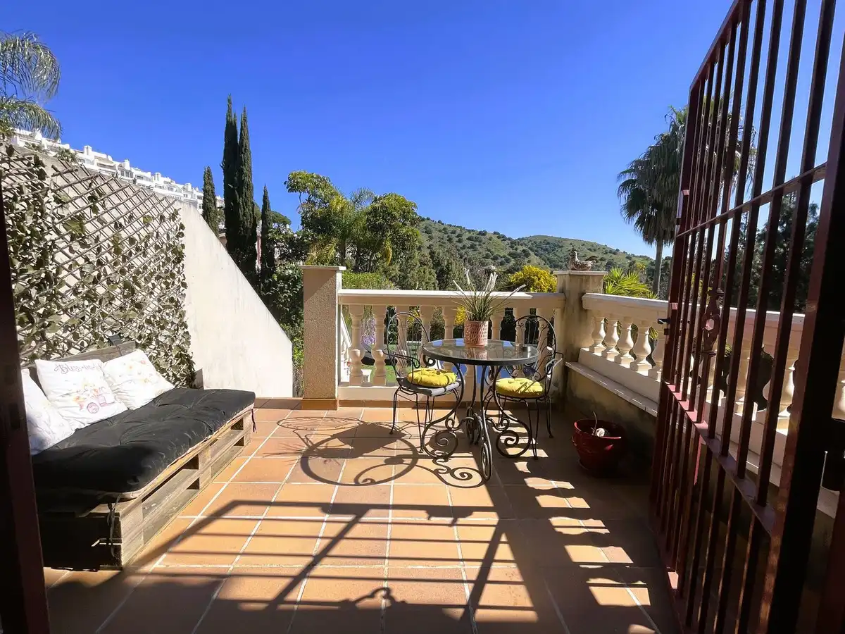 Terrasse von Einfamilien-Reihenhaus zum Verkauf in Mijas mit Klimaanlage, Heizung und Privatgarten