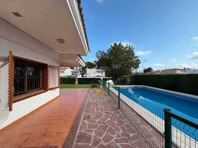 Vista exterior de Casa o xalet en venda en Benicasim / Benicàssim amb Jardí privat, Terrassa i Piscina