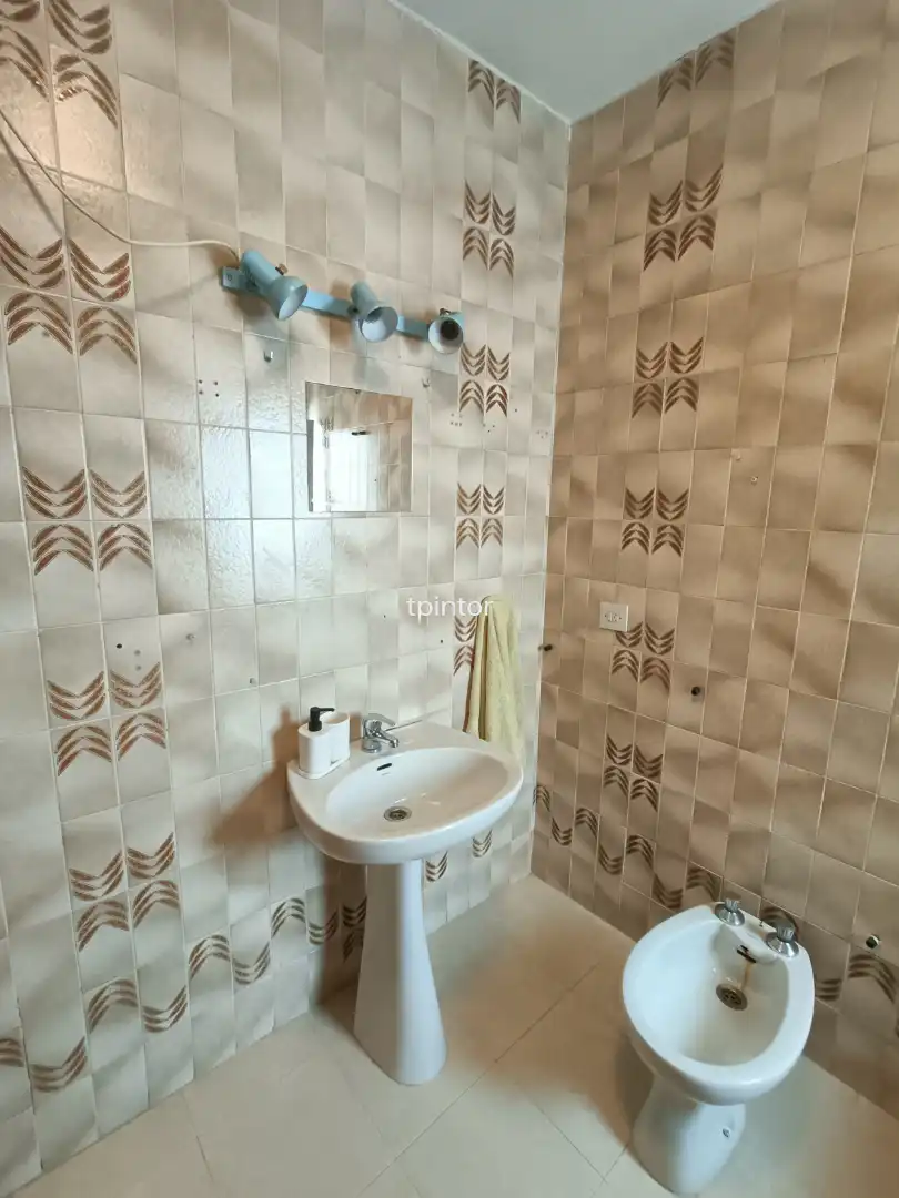 Badezimmer von Wohnung zum Verkauf in Plasencia mit Klimaanlage, Heizung und Parkett